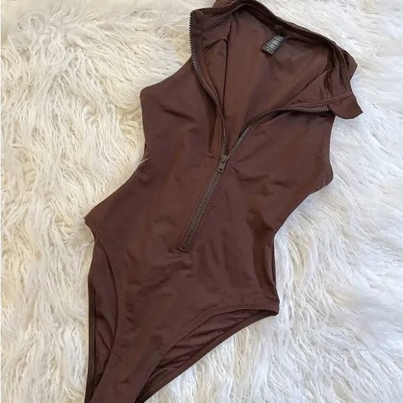 Skims zip front one piece swimsuit cocoa - Picture 5 of 8